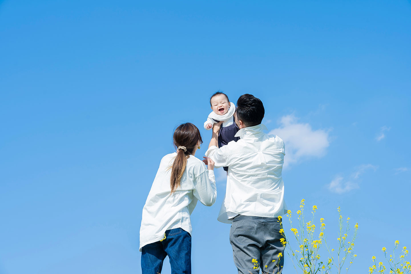 子供を可愛がる家族